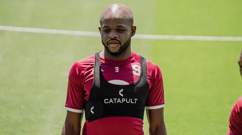 De morado a rojinegro: la imagen de Javon East más temida por Saprissa se hace realidad.