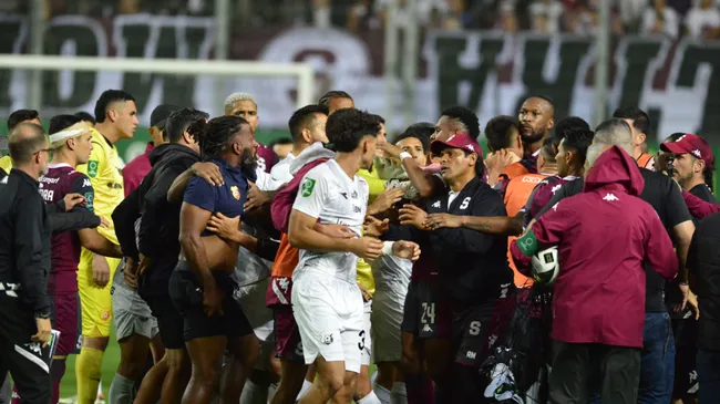El último Saprissa – Herediano terminó en un fuerte pleito entre jugadores y cuerpos técnicos. (Foto: Jorge Navarro / La Nacion y La Teja)