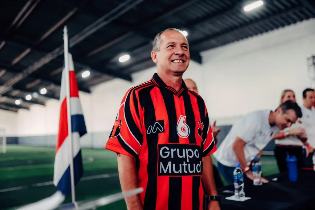 Alajuelense homenajeó a una leyenda manuda (LDA).