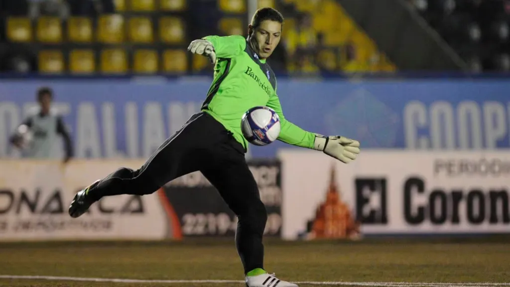 Minor Álvarez en acción durante su paso por Cartaginés. También militó en equipos ticos como Herediano, Pérez Zeledón o Santos tras su salida de Saprissa. (Foto: La Nación)