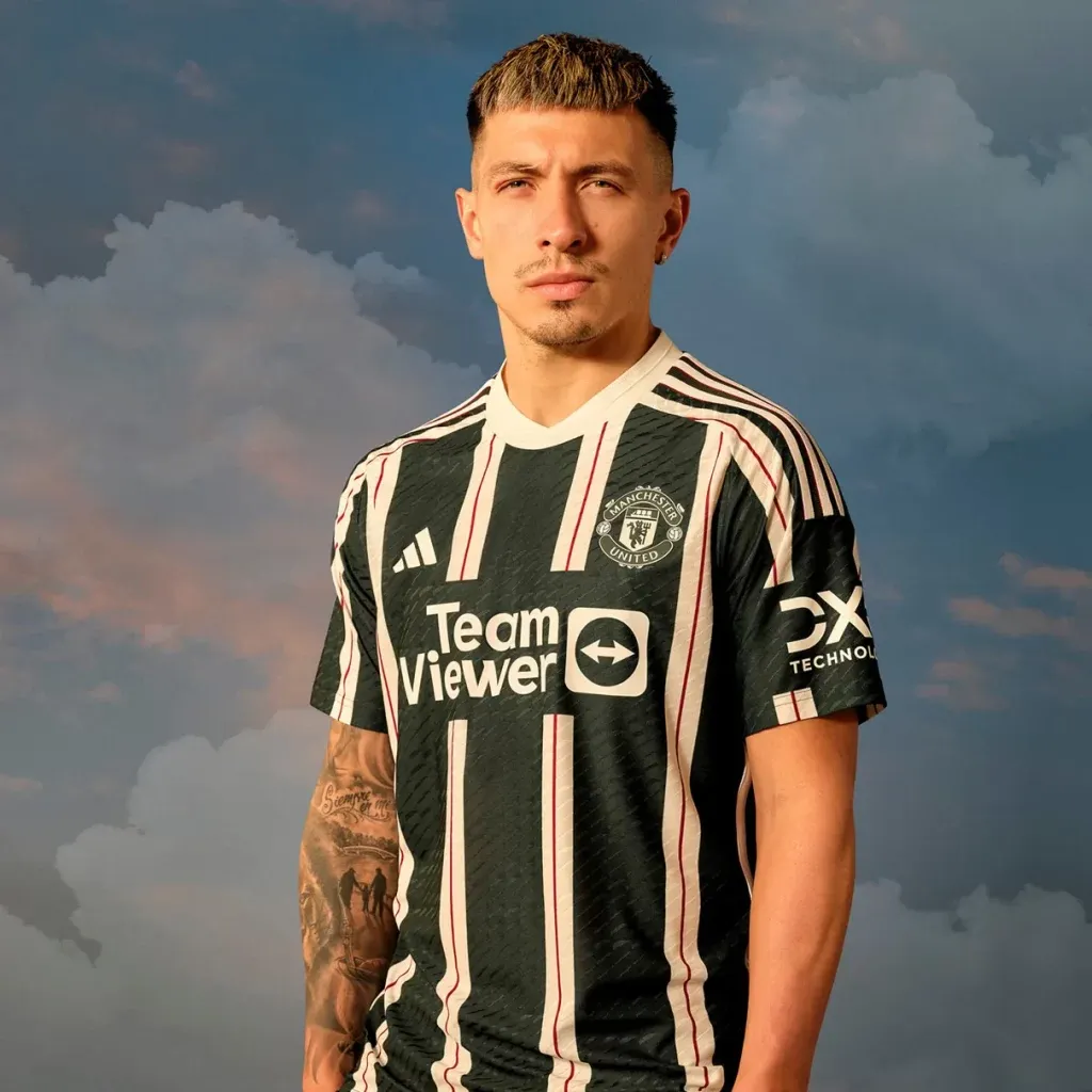 Acá la misma camiseta pero en la piel de Lisandro Martínez. (Adidas)