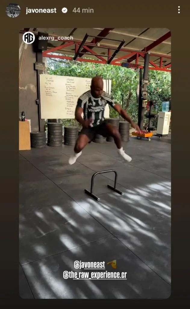 Javon East son su camiseta del Manchester United. (Instagram)