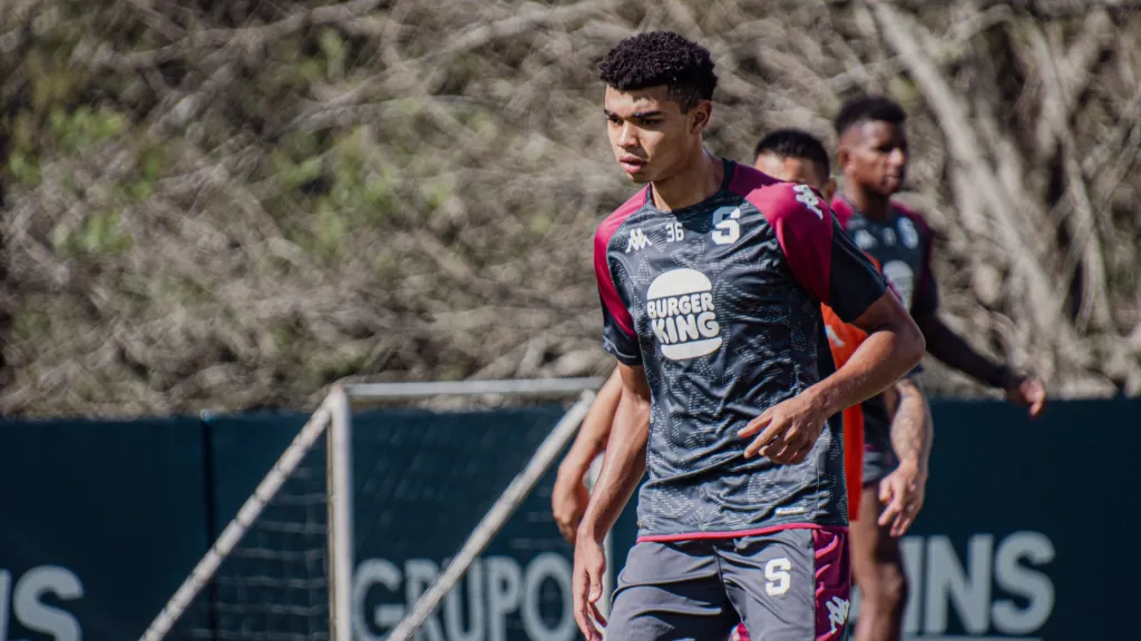 “Dax Palmer, i sigue manejando el nivel que posee, es un jugador de exportación. Tiene 17 alos y una personalidad tremenda, además de una parte física que lo ayuda”, aseguró Diego Giacone, hermano y asistente de José. (Foto: Saprissa)