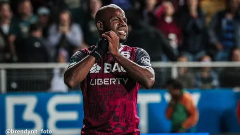 Saprissa en Europa: Javon East le muestra al mundo el orgullo morado