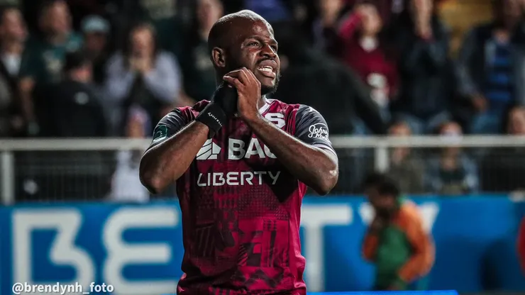Saprissa en Europa: Javon East le muestra al mundo el orgullo morado