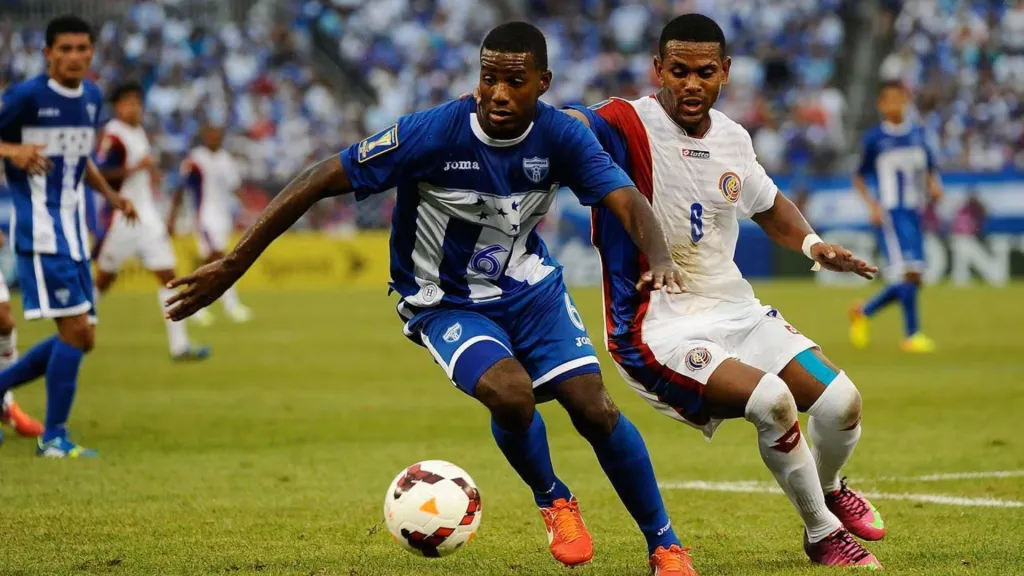 Kenny Cunningham en acción durante el juego contra Honduras, por los cuartos de fina de la Copa Oro 2013, en el cual La Sele quedó eliminada. (Foto: Chicago Tribune)