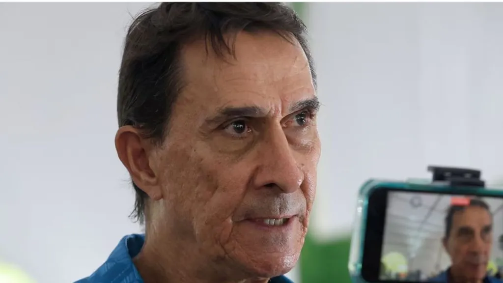 Guimaraes precupado por un jugador de Alajuelense.