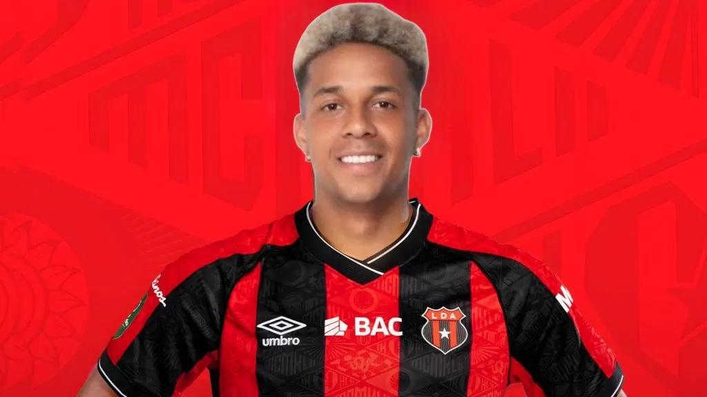 Jeison Lucumi se acerca a Alajuelense. (Foto: Kevin Jiménez)