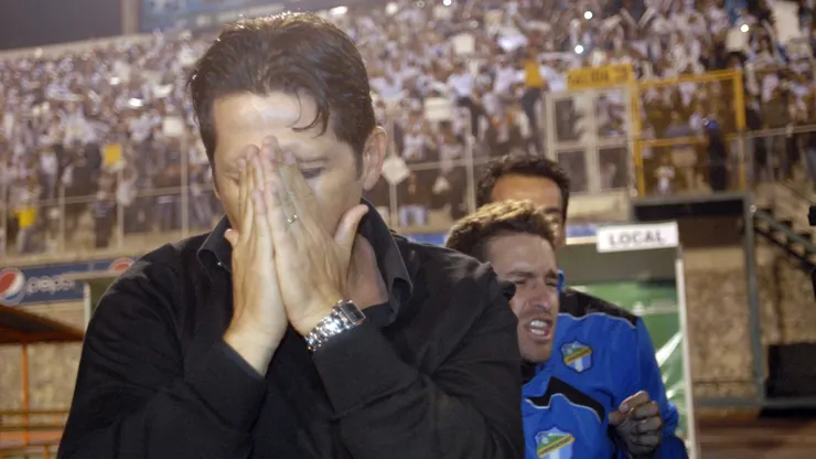 El técnico tico está ante una situación apremiante.