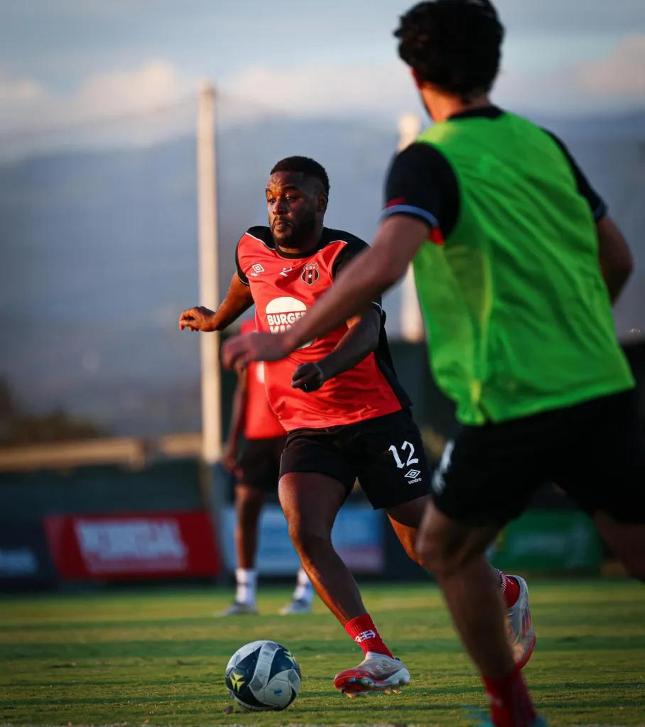 Se aproxima el regreso de Joel Campbell, quien está bajo la lupa de la afición de Alajuelense. (Foto: LDA)