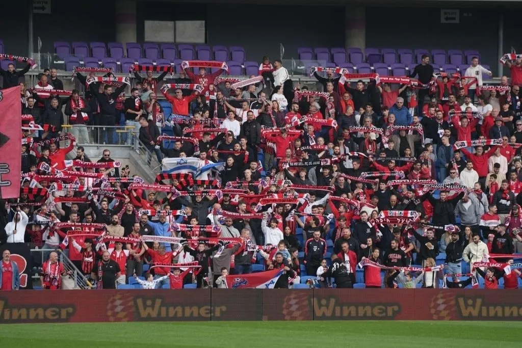 La afición del nuevo equipo de Javon East (Hapoel Haifa FC).
