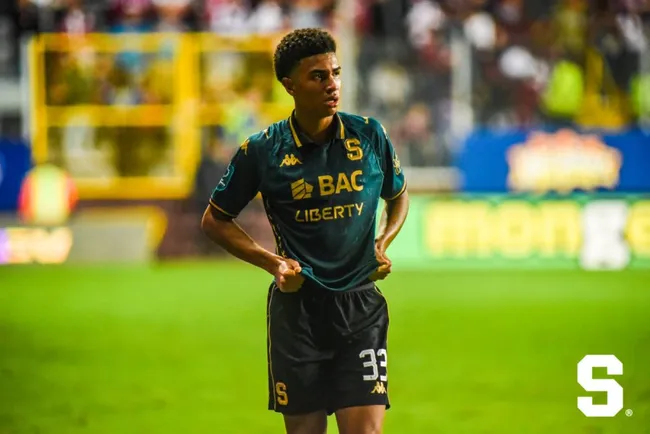 Kenay Myrie se sacrificó para asegurar la victoria morada (Saprissa).