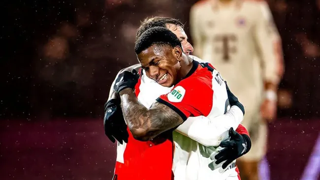 Santiago Giménez y Jeyland Mitchell: más que compañeros, amigos.  (Instagram)