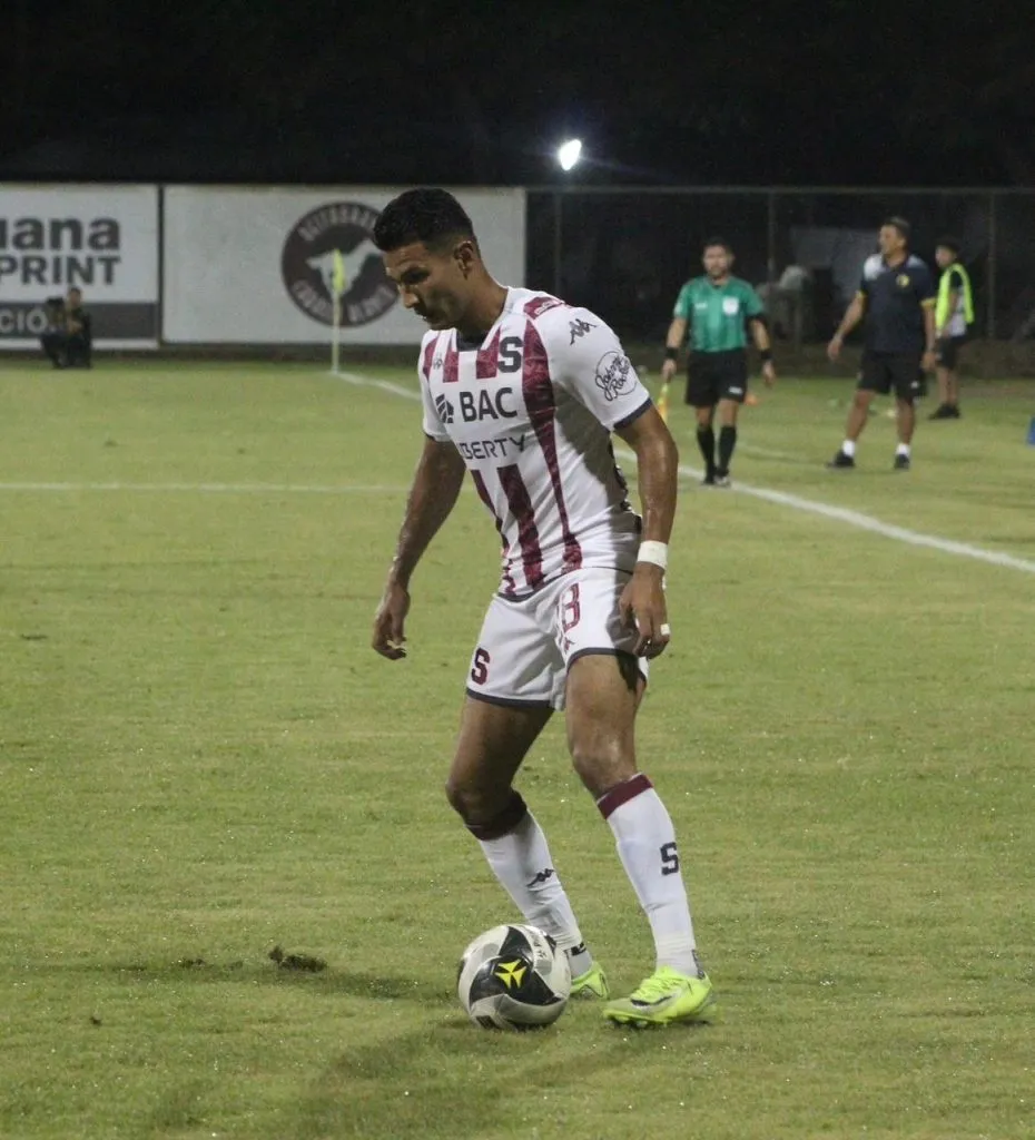 Deyver Vega volvió a tener minutos de juego (Saprissa).