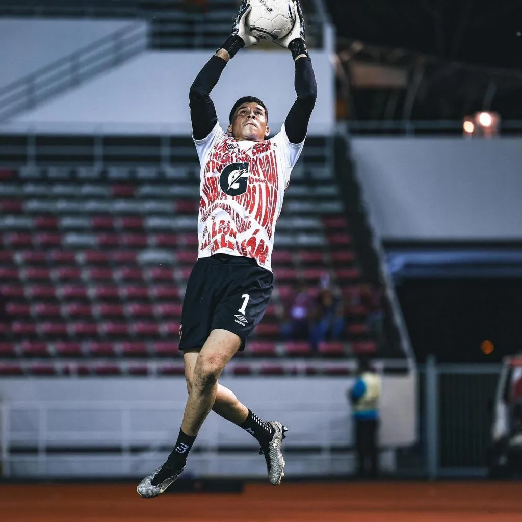 Bayron Mora no convence a los fanáticos rojinegros (LDA).