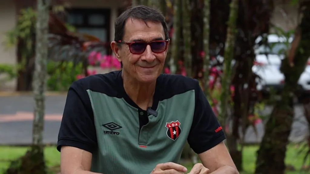 Alexandre Guimaraes sonríe como DT de Alajuelense.