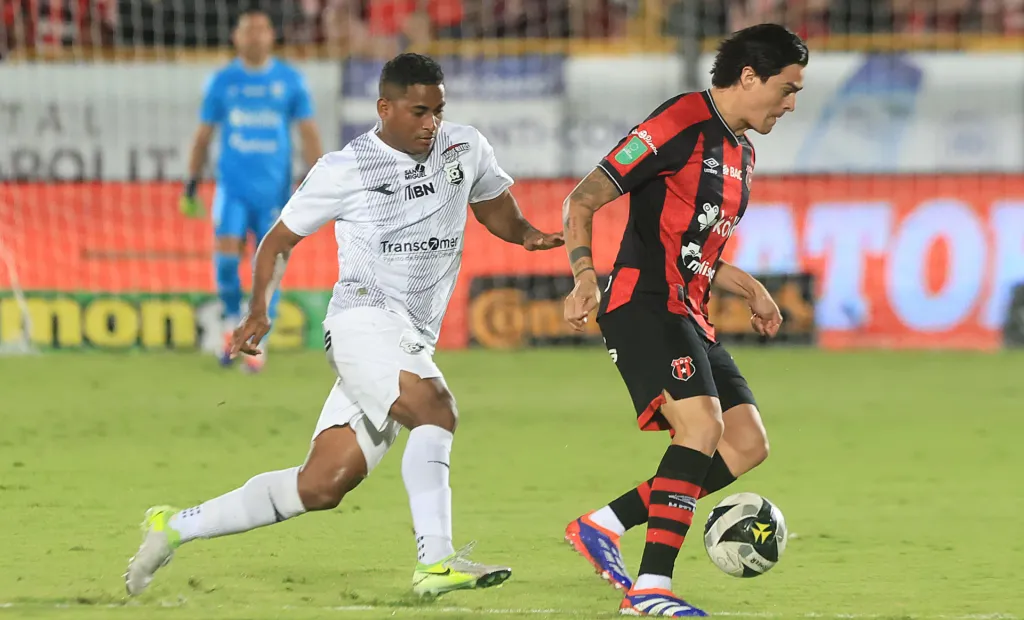 La última vez que se enfrentaron, Alajuelense le ganó 2-1 a Herediano en la vuelta de la Gran Final. Pero gracias al triunfo 2-0 de la ida, los florenses levantaron la 30. (Foto: Rafael Pacheco Granados)