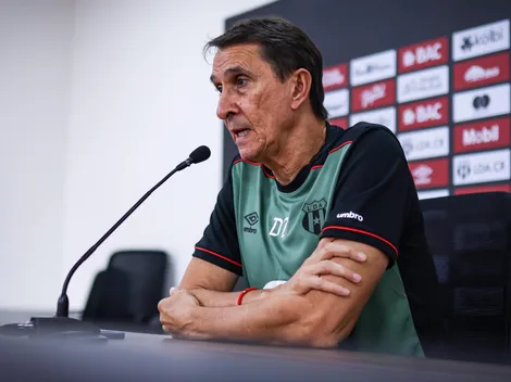 Guimaraes expone a dos jugadores de Alajuelense