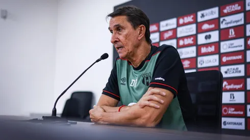 Guimaraes expone a dos jugadores de Alajuelense