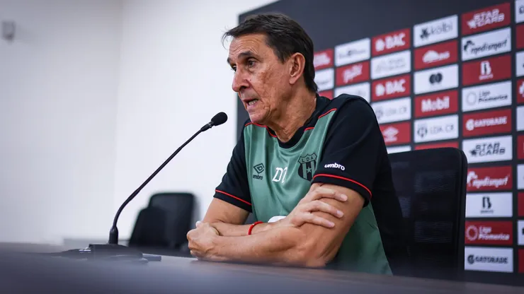 Guimaraes expone a dos jugadores de Alajuelense