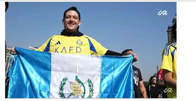 El aficionado chapín con la bandera de Guatemala en la Ciudad de México. (Captura de UR Cristiano)
