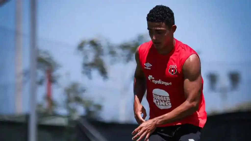 Daniel Chacón ya entrena con Alajuelense.