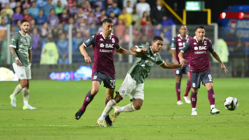 Alajuelense lleva 13 partidos consecutivos sin poder derrotar a Saprissa. (Foto: La Teja)