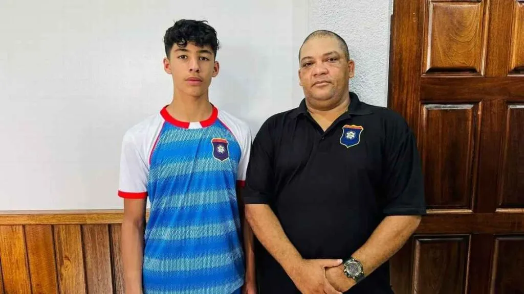 Lucas Alvarado junto a su padre con la camisola de Belice.