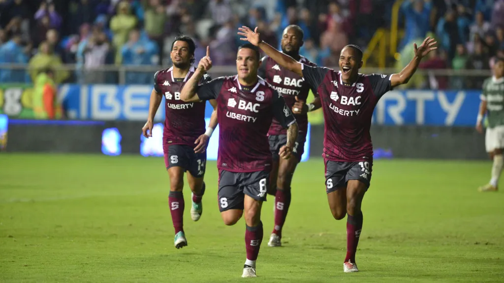 El pasado 2 de noviembre, Saprissa arolló a Alajuelense en La Cueva, ganándole 3-0 gracias a los goles de Javon East, David Guzmán y Mariano Torres. (Foto: Jorge Navarro / La Nación)
