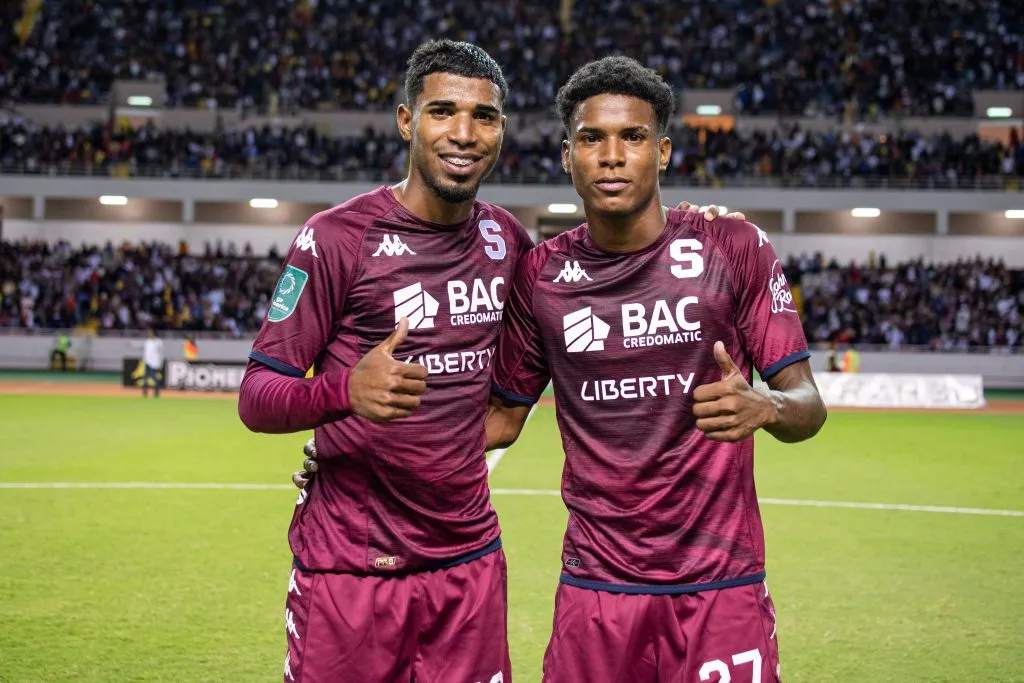 Samir y Gerald Taylor conviertieron a su madre de manuda a morada (Saprissa).