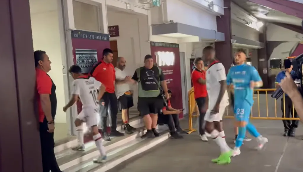 Washington Ortega entró al vestuario mascullando por lo bajo (Estefan Monge).