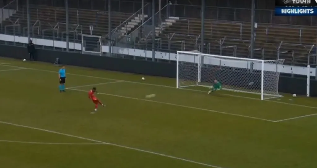 Así fue el penal que pateó Keyrol Figueroa en la tanda entre Liverpool y Stuttgart de Alemania.