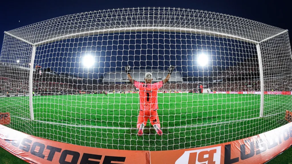 Keylor Navas, realizando su característico rezo en el Coloso del Parque. (Foto: Newell’s)
