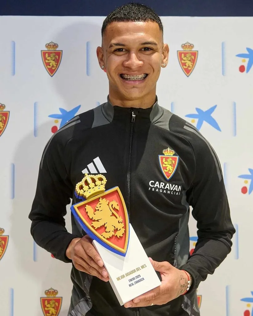 El hondureño estaba muy feliz al recibir su primer premio con el Real Zaragoza.