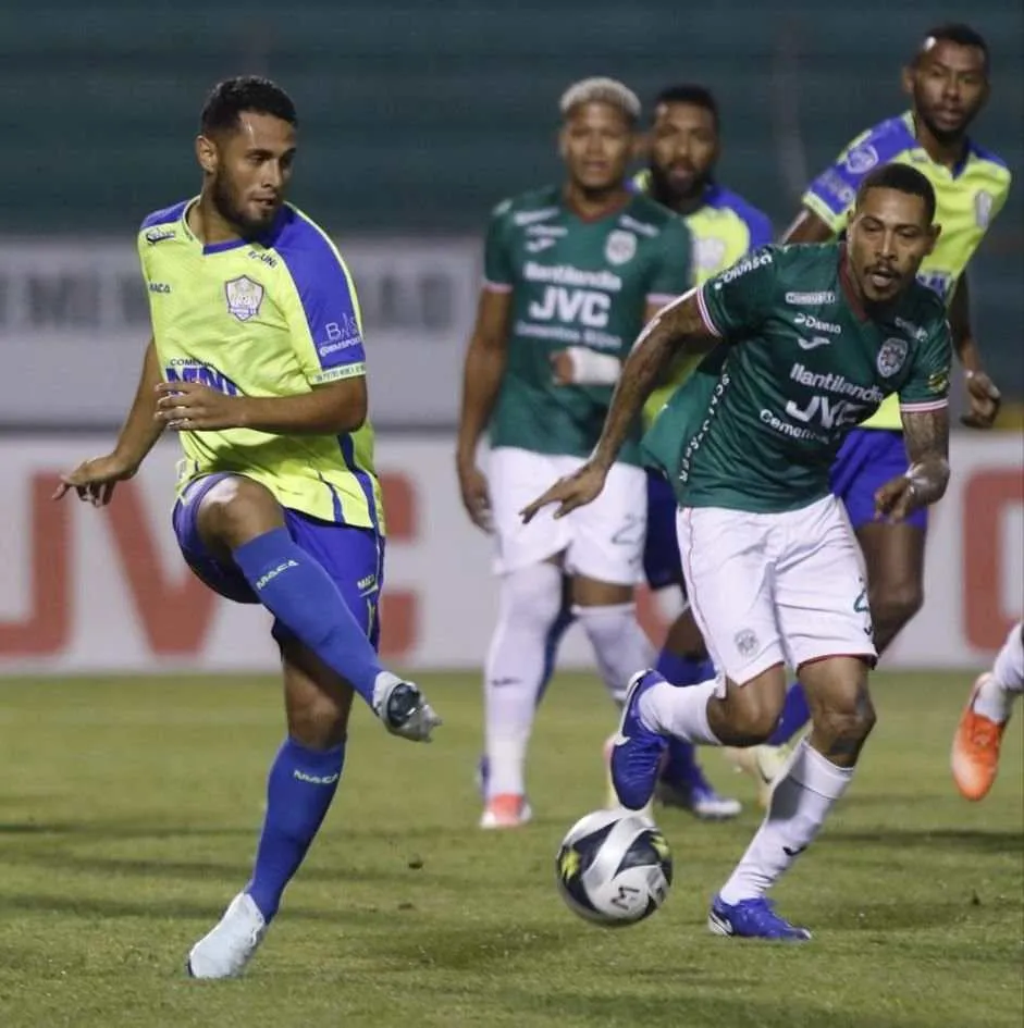 Alex López tuvo minutos ante Marathón en el estadio Olímpico.