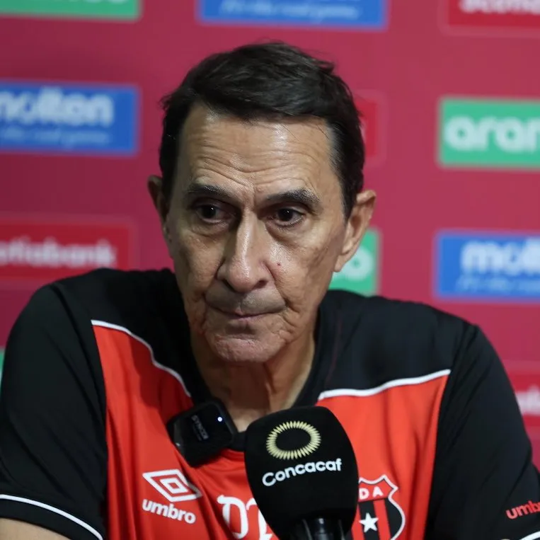 Guimaraes vio la tarjeta roja por sus reclamos.