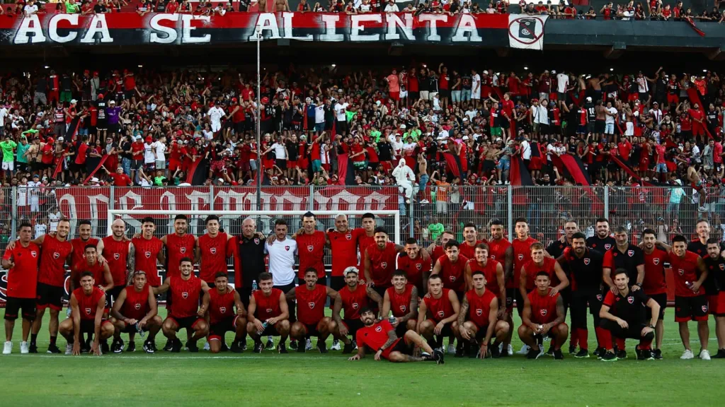 Keylor Navas posa junto al resto de sus compañeros durante el “banderazo” que la afición de Newell’s realizó en apoyo al equipo previo al clásico. (Foto: NOB)
