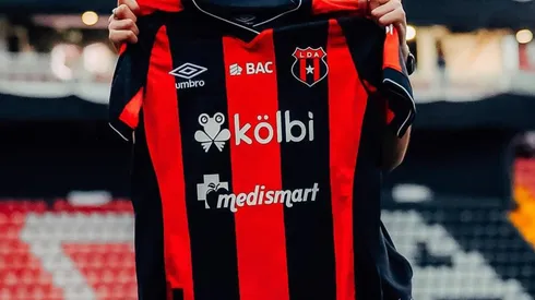 Alajuelense llama la atención con una bienvenida.