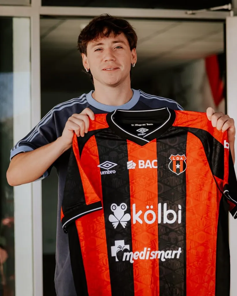 Paulo Londra con el uniforme manudo (LDA).