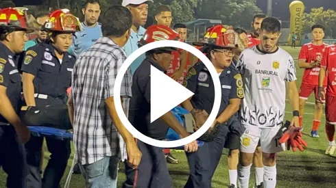 Angustia y dramatismo en Guatemala: futbolista tico queda inconsciente tras un pelotazo y debe ser hospitalizado.