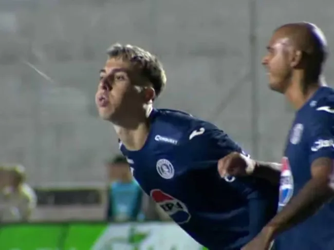 Rodrigo Auzmendi tuvo feo gesto contra Julián Martínez en el Clásico.