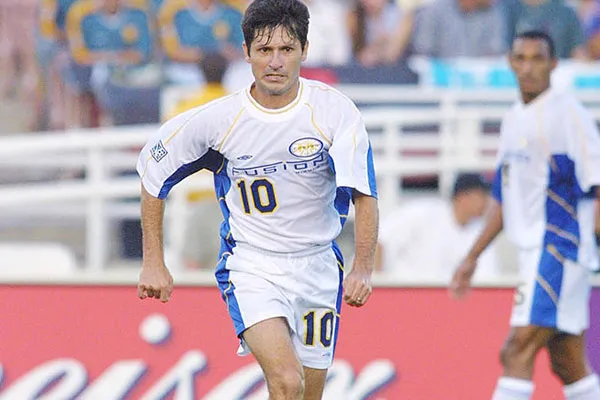 Álex Pineda Chacón con la camiseta del extinto Miami Fusion.