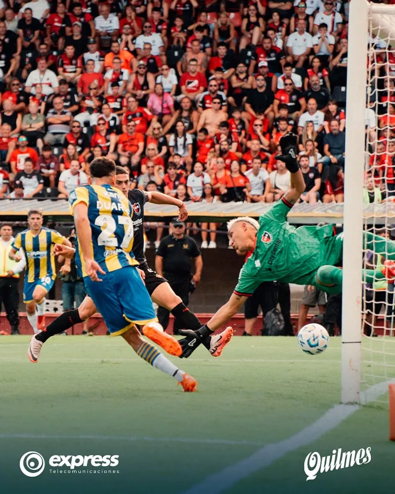 Keylor Navas no pudo evitar la caída de su arco en dos ocasiones (Rosario Central).