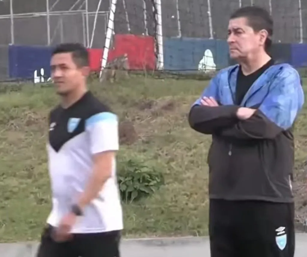 Luis Fernando Tena junto a Rigoberto Gómez en el entrenamiento de la Selección de Guatemala.