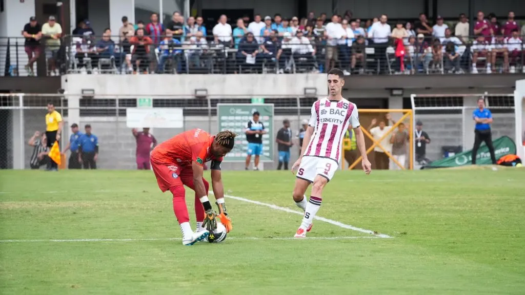 Sabin Merino no tuvo un buen partido ante Santa Ana.