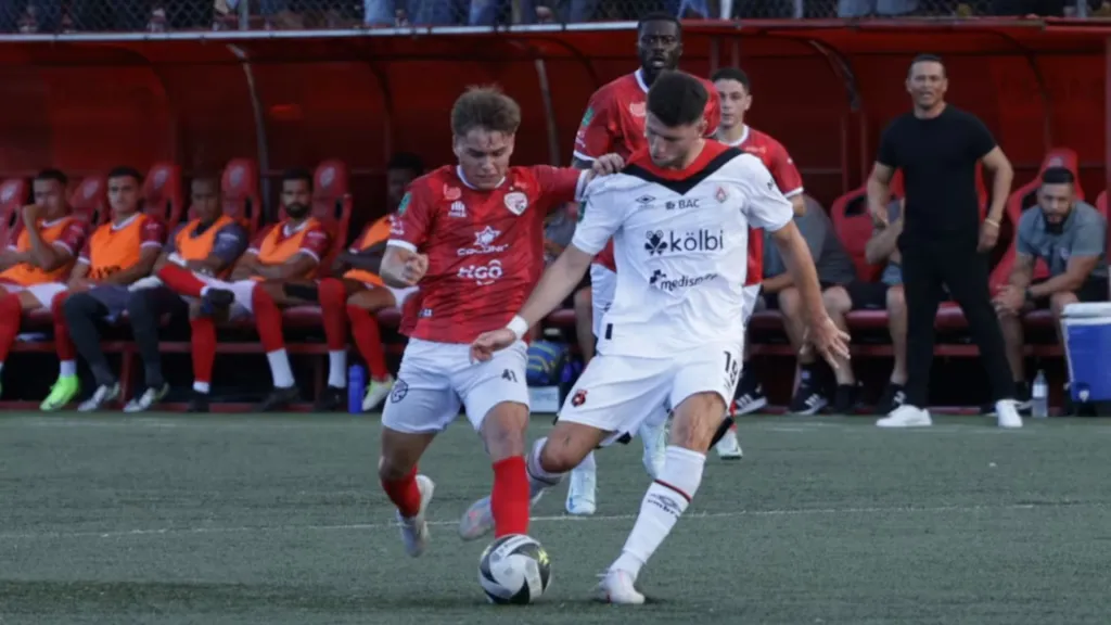 Yamil Leal le disputa la bola a Alberto Toril en el que acabaría siendo el tercer empate a cero de Alajuelense en este torneo. (Foto: José Cordero)