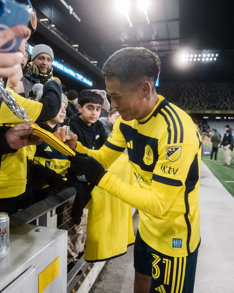 Tras el juego, Andy Najar estuvo firmando autógrafos a los aficionados del Nashville.