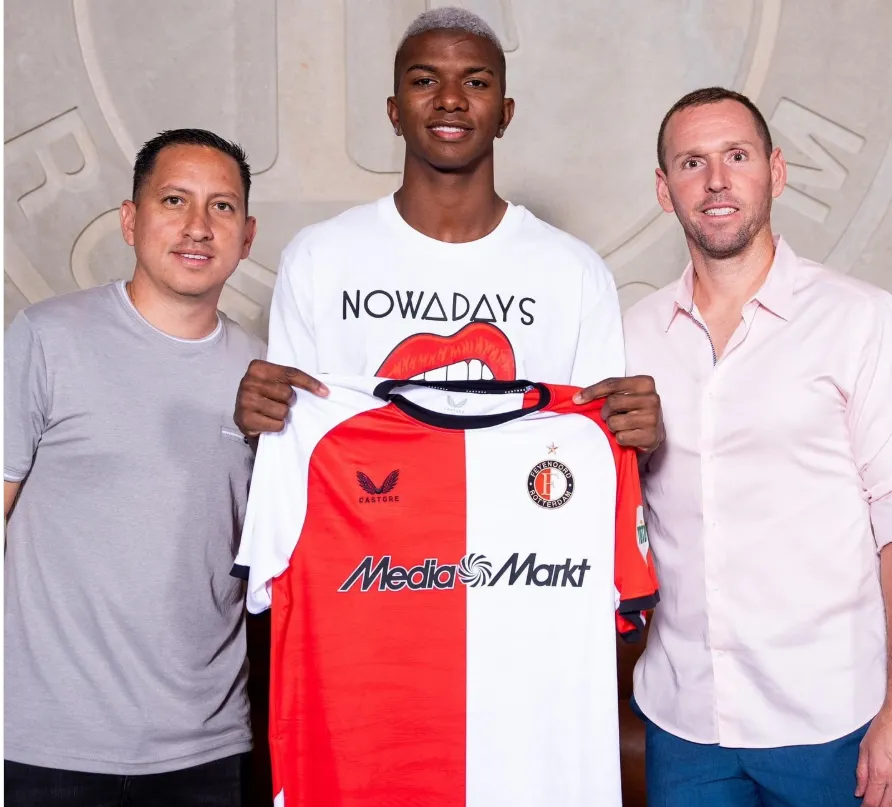 Kurt Morsink representa al legionario Jeyland Mitchell (Feyenoord).