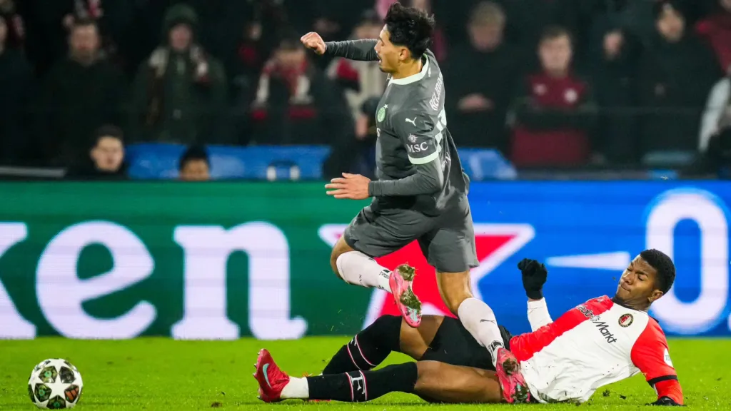 Jeyland Mitchell realiza un feroz cruce ante Milan. (Foto: Feyenoord / X)