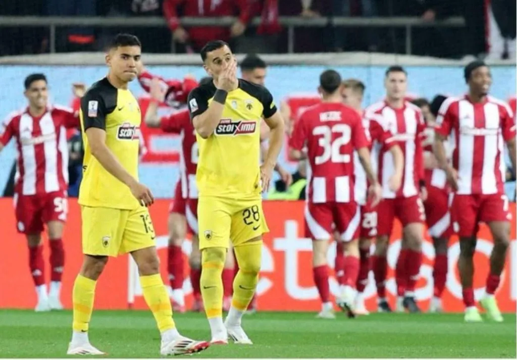 Orbelín Pineda con cara de decepción y Luis Palma al fondo celebrando su golazo. (Foto: Cortesía)